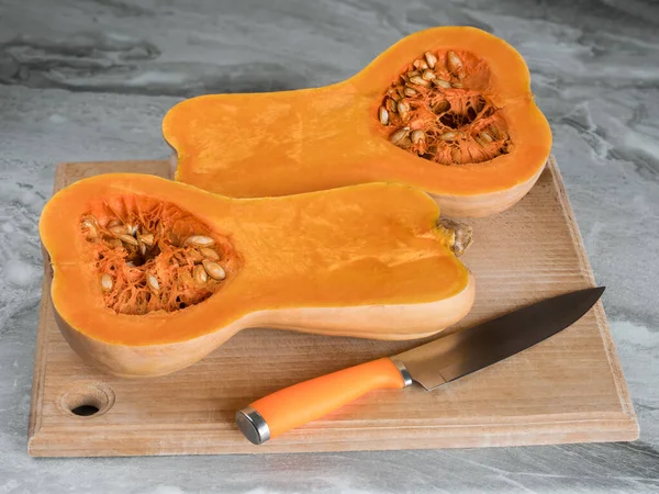 Butternut squash (Cucurbita moschata), tereyağlı balkabağı ya da kesme tahtasında ikiye bölünmüş anneanne olarak bilinir.