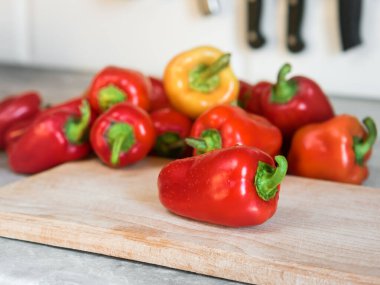 Mutfak kesim tahtasına biber (kırmızı biber, kırmızı biber).