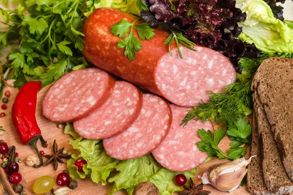 Baharatlı, sebzeli ve çavdar ekmekli füme sosis manzarası.