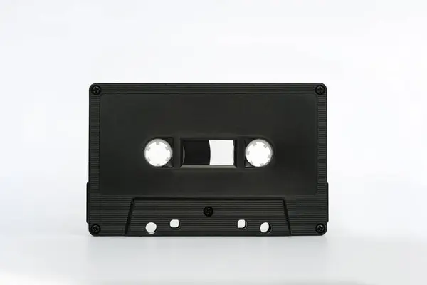Beyaz arkaplanda duran siyah ses kasetinin ön görünümü