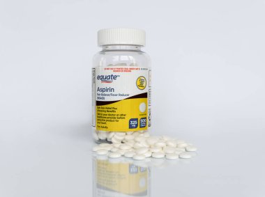Zaporizhzhia, Ukrayna - 5 Kasım 2023: Equate Aspirin Ağrı kesici ve ateş düşürücü tabletler 325 mg, 500 tablet. Önünde bir şişe ve bir sürü hap var.