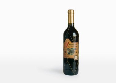 Zaporizhzhia, Ukrayna - 24 Aralık 2023: Kırmızı yarı tatlı İspanyol şarabı Caballeros de la Rosa Tinto Semidulce beyaz arka planda izole edildi