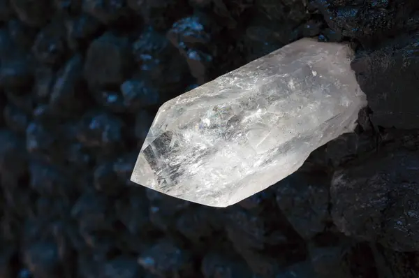 Kömür yakın plan üzerinde kuvars kristali