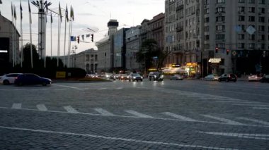 Kyiv 'deki Khreshchatyk caddesinde akşam boyunca arabaların hareketi