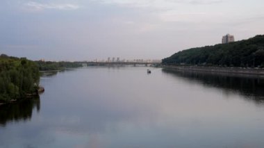 Akşam Kyiv 'deki Park Köprüsü' nden Dnipro Nehri manzarası