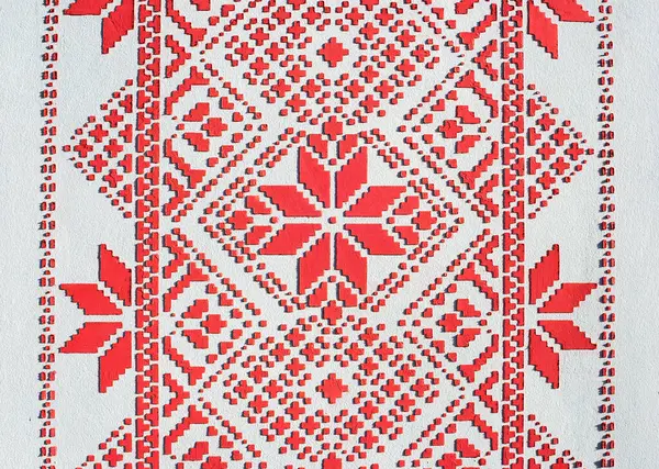 Duvar dekorasyonu geleneksel Ukrayna işlemeli gömlek deseni şeklinde. Arkaplan