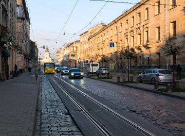 Lviv, Ukrayna - 25 Mart 2024: Lviv 'deki Gorodotska Caddesi' nde trafik erken güneşli sabah