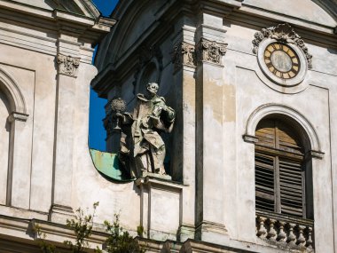 Lviv, Ukrayna - 26 Mart 2024: Magdalalı Meryem Kilisesi (şimdi Lviv Konservatuvarı Organ Salonu) cephesinde Aziz Hyacinth heykeli. Yazar: Sebastian Fessinger (1764 'ten önce)