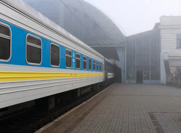 Lviv, Ukrayna - 25 Mart 2024: Sisli bir sabah Lviv tren istasyonuna varan tren