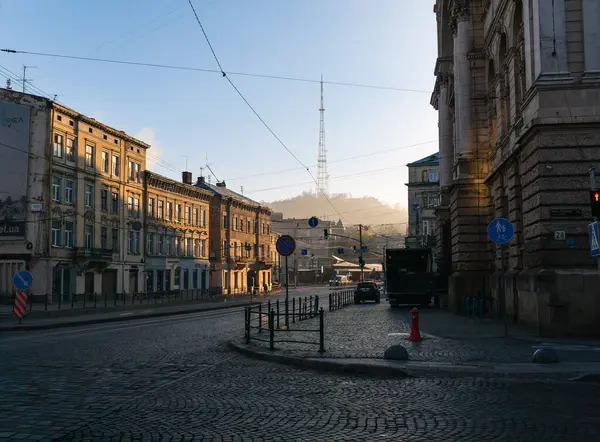 Lviv, Ukrayna - 25 Mart 2024: Güneşli bir sabah erken saatlerde Lviv TV kulesi