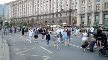 Kyiv, Ukrayna - 26 Ağustos 2023: Birçok kişi Khreshhatyk 'te imha edilmiş Rus askeri zırhlı araçlarını izliyor