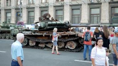 Kyiv, Ukrayna - 26 Ağustos 2023: Khreshchatyk 'te imha edilmiş bir Rus tankının yakınındaki insanlar