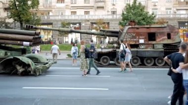 Kyiv, Ukrayna - 26 Ağustos 2023: İnsanlar Khreshchatyk 'te hasarlı Rus askeri donanımını izliyor