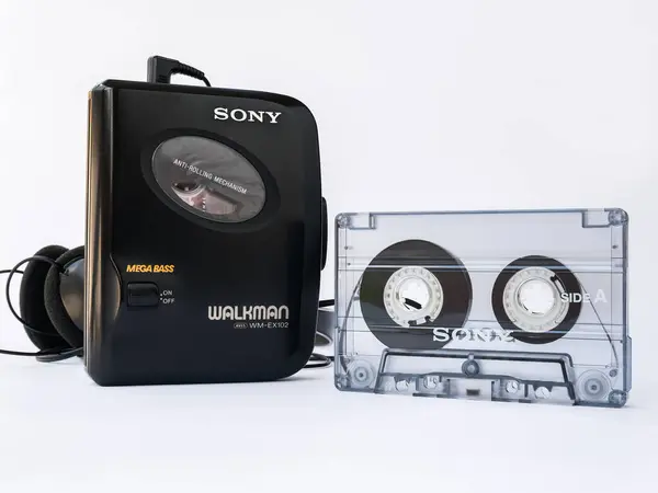 Zaporizhzhia, Ukrayna - 31 Temmuz 2024: Sony Walkman WM-EX102 kulaklıklı ses kaydedici ve yanında beyaz bir arka planda izole edilmiş bir ses kaseti