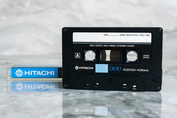 Zaporizhzhia, Ukrayna - 3 Ağustos 2024: Hitachi DL 90 ses kaseti ve cilalanmış mermer yüzey