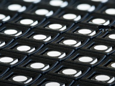 LED ekran modülünün yüzeyinin çapraz makro görüntüsü. Modüler bir panelde satır satır LED 'ler