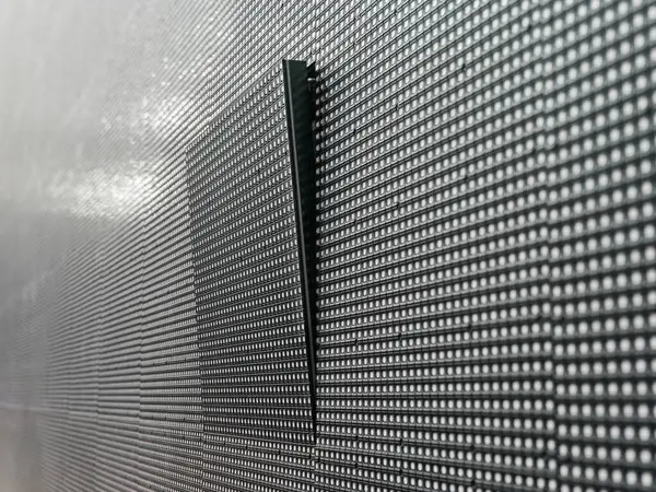 Büyük bir LED ekranın yüzeyinde yerini almayan tek bir kare LED modülü.