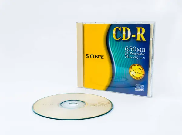 Zaporizhzhia, Ukrayna - 21 Temmuz 2024: Sony CD Kaydedilebilir CDQ-74CN 74 dakika beyaz arka planda izole edildi