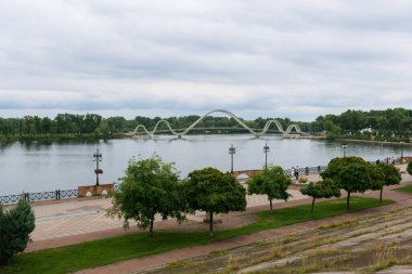 Kyiv, Ukrayna - 16 Haziran 2024. Bulutlu havada Obolonskaya seti (Obolonska Naberezhna)