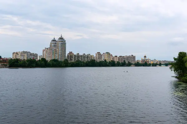 Kyiv, Ukrayna - 16 Haziran 2024: Bulutlu bir havada Obolonsky Adası 'ndan Obolon manzarası