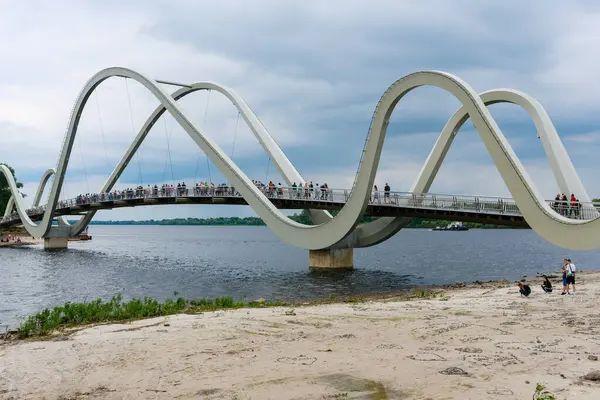 Kyiv, Ukrayna - 16 Haziran 2024: Bulutlu bir havada Obolonsky Adası üzerindeki Khvilya yaya köprüsü