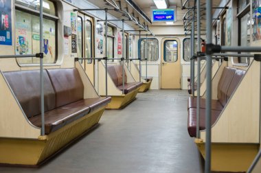 Kyiv, Ukrayna - 18 Mayıs 2024: Kyiv metrosunun boş vagonu