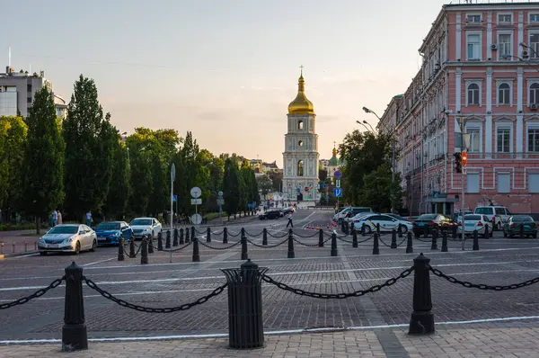 Kyiv, Ukrayna - 19 Mayıs 2024: Volodymyrs 'kyi Passage and Bell tower of Saint Sophia' s Cathedral in the Spring evening