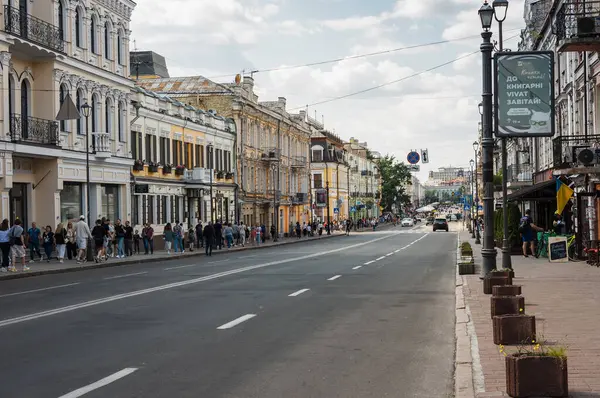Kyiv, Ukrayna - 19 Mayıs 2024: Peter Sagaidachny Caddesi, Kyiv