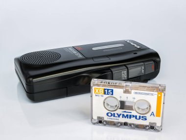 Zaporizhzhia, Ukrayna - 4 Ağustos 2024: Olympus Pearlcorder S711 Microkasetçalar (Black) ve Olympus XB15 MC-15 Microkaset kaydedici