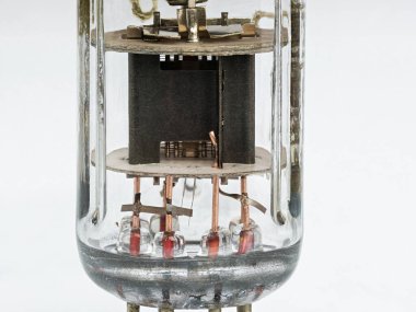 Beyaz arka planda izole edilmiş eski bir Sovyet radyo tüpünün iç kısımlarının makro fotoğrafı.