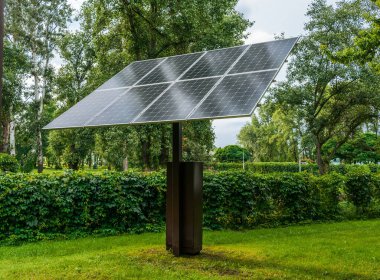 Parka kurulmuş güneş enerjisi paneli