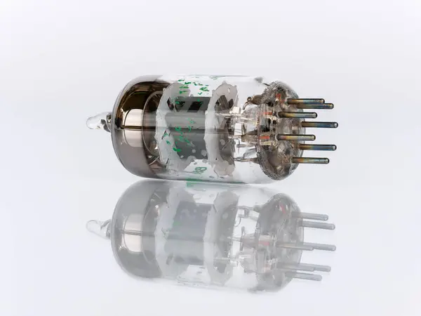 7-Pin vakum tüpü temaslarının beyaz arkaplandaki yansıması ile izole edilmiş yakın plan görüntüsü.