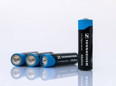 Zaporizhzhia, Ukrayna - 28 Temmuz 2024: Sennheiser Alkline 1.5V Mignon LR6 AA bataryaları beyaz zemin üzerinde izole edildi