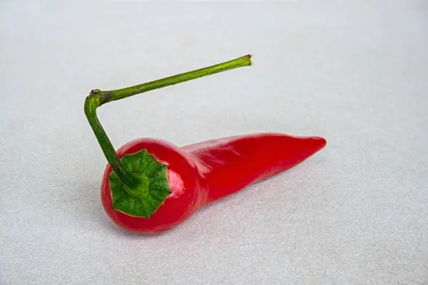 Kırmızı biber seramik masanın üstünde izole edilmiş.