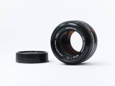 Zaporizhzhia, Ukrayna - 7 Temmuz 2024: Minolta MD Rokkkor 50mm: Arka kapağı beyaz zemin üzerinde izole edilmiş olan 1. 4 lens