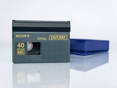Zaporizhzhia, Ukrayna - 4 Ağustos 2024: Dijital video kaset DVCAM Sony PDVM-40ME Gelişmiş 40 dakikalık izolasyon