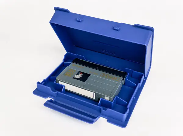 Zaporizhzhia, Ukrayna - 4 Ağustos 2024: Dijital video kaset DVCAM Sony PDVM-40ME Beyaz zemin üzerinde izole edilmiş ve yakın plan yansıması ile izole edilmiş bir durumda 40 dakika ileri gitti