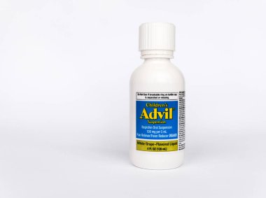 Zaporizhzhia, Ukrayna - 8 Eylül 2024: Üzüm Çocukları 'nın Advil Askısı Sıvısı (Ibuprofen Oral Askısı 5 ml başına 100 mg) Beyaz zemin üzerinde izole edilmiş 120 ml