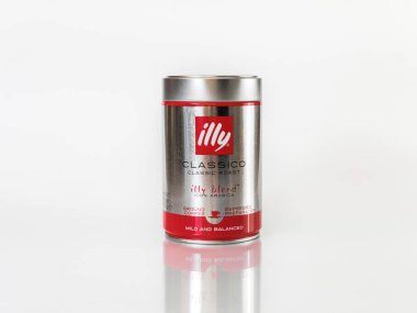 Zaporizhzhia, Ukrayna - 16 Kasım 2024: Metal kahve kutusu Classico Classic rostosu illy karışımı% 100 Arabica, Hafif ve Dengeli