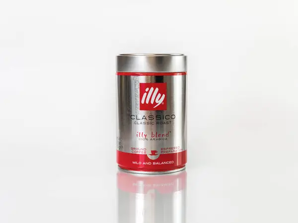 Zaporizhzhia, Ukrayna - 16 Kasım 2024: Metal kahve kutusu Classico Classic rostosu illy karışımı% 100 Arabica, Hafif ve Dengeli
