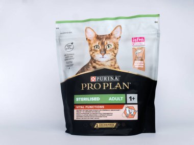 Zaporizhzhia, Ukrayna - 8 Eylül 2024: Purina Pro Planı Sterilize Edilmiş Yetişkin İşlevleri Beyaz arka planda izole edilmiş kediler için somonlu tam erzak
