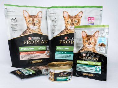 Zaporizhzhia, Ukrayna - 8 Eylül 2024: Purina Pro Planı beyaz arka planda izole edilmiş çeşitli paketlerde kısırlaştırılmış kediler için tüm yiyecekleri sterilize etti