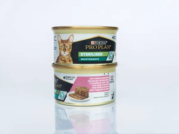 Zaporizhzhia, Ukrayna - 8 Eylül 2024: Steril kediler için sterilize edilmiş, ton balığı ve somon ile porsiyonlu iki kutu Purina Pro Planı Sterilize edilmiş bakım konservesi. Beyaz arkaplanda yansıma ile izole edilmiş ezmedeki parçalar