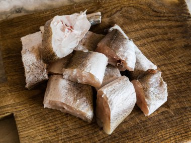 Kesme tahtasındaki dilimlenmiş çiğ hake balığının üst görüntüsü.