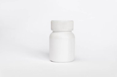 Beyaz arka planda izole edilmiş ilaç için kapağı olan plastik beyaz bir kavanozu kapat..