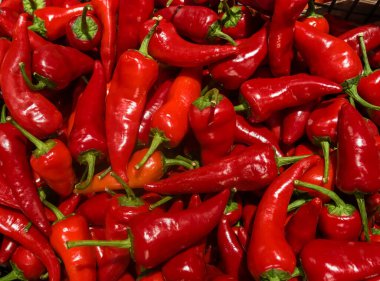 Süpermarkette sebze kutusundaki kırmızı biberlerin yakın çekimi. Arkaplan