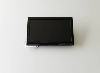 Düz siyah LED TV beyaz bir duvara monte edildi.