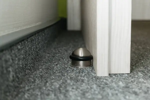 Paslanmaz çelik kapıya odaklan. Halıda dur..