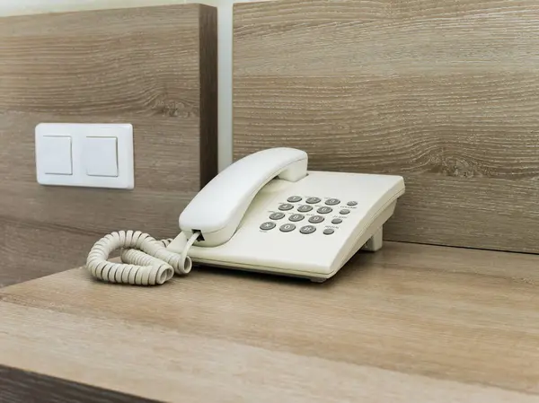 Ahşap bir masada şifreli bir telefon..