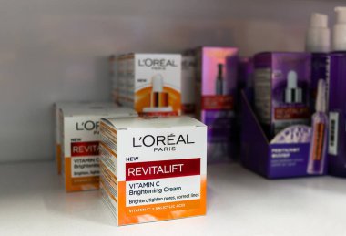 Zaporizhzhia, Ukrayna - 20 Aralık 2024: L 'Oreal Paris Canlandırma Vitamini C Vitamini Markalı Karton Pakette Işıl ışıl yüz derisi